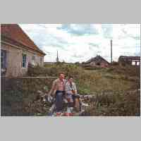 077-1022 Russisches Taxi-Ehepaar neben einem Insthaus in Plompen, im Jahre 1993.jpg